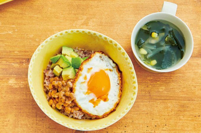 「ごはん＆汁物」で育脳朝ごはん！「納豆アボカド丼＆わかめスープ」のレシピの画像2
