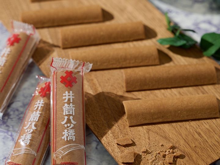 All About ニュース編集部は、全国10～60代の男女250人を対象に「お土産」に関する独自のアンケート調査を実施。旅先で買いたい「京都府のお土産」で1位に選ばれたのは？