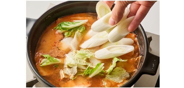 スープに野菜を入れて煮ることで野菜のうまみが溶け出す （C）もあい かすみ／KADOKAWA