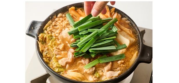 にらをのせ、さっと火を通せば完成 （C）もあい かすみ／KADOKAWA