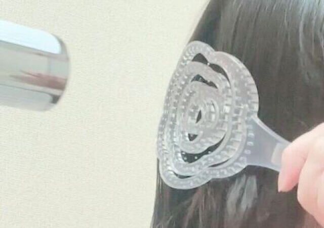 ダイソーの立てられる乾きやすいブローブラシ クリア・花型は時短で髪を乾かすことができる