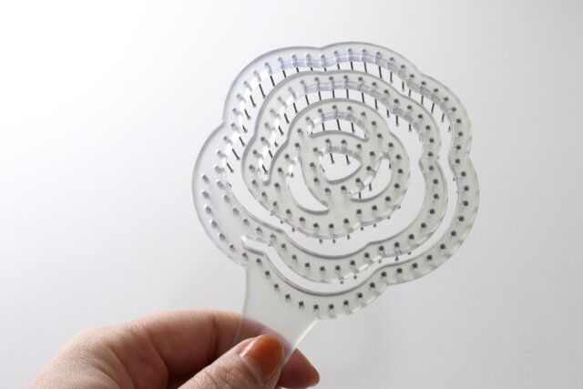 ダイソーの立てられる乾きやすいブローブラシ クリア・花型は隙間があって風が通りやすい