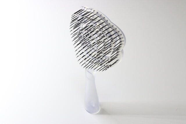 ダイソーの立てられる乾きやすいブローブラシ クリア・花型は自立する