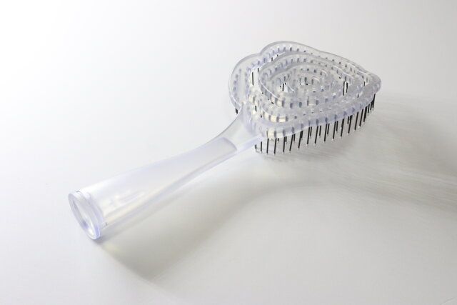 ダイソーの立てられる乾きやすいブローブラシ クリア・花型