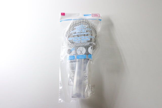 ダイソーの立てられる乾きやすいブローブラシ クリア・花型のパッケージ