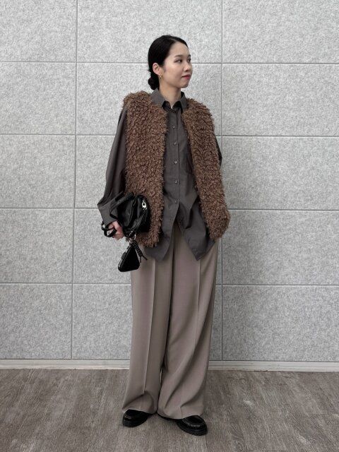 2025冬大人女性ファーベストブラウンコーデ