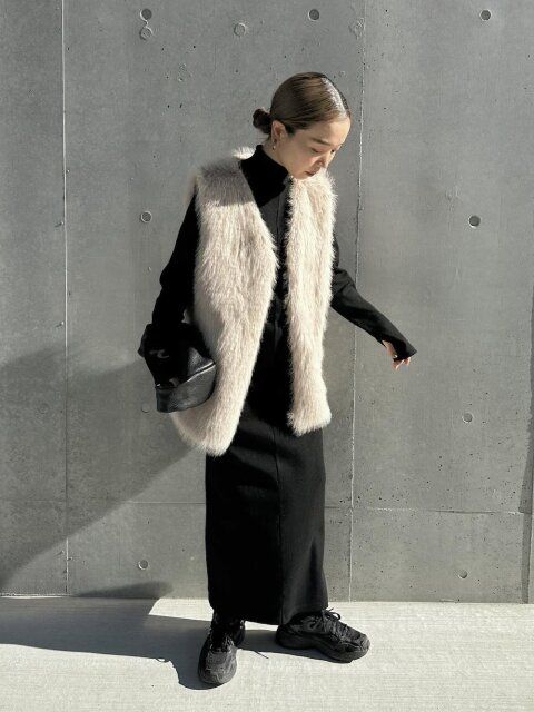 2025冬大人女性ファーベスト黒ワンピースコーデ