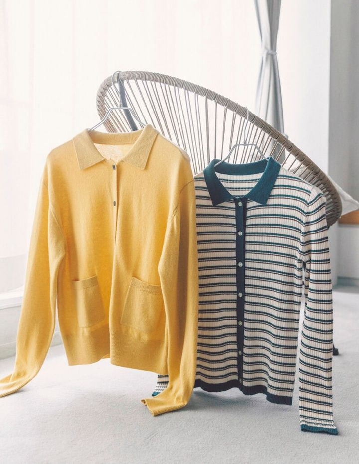［左］顔映りが明るくなるバターイエローのニットポロは、ウール混でさらりと着られる。カーディガン、［右］着こなしの幅を広げてくれるボーダー柄。カーディガン （ともにフリークス ストア／フリークス ストア渋谷）