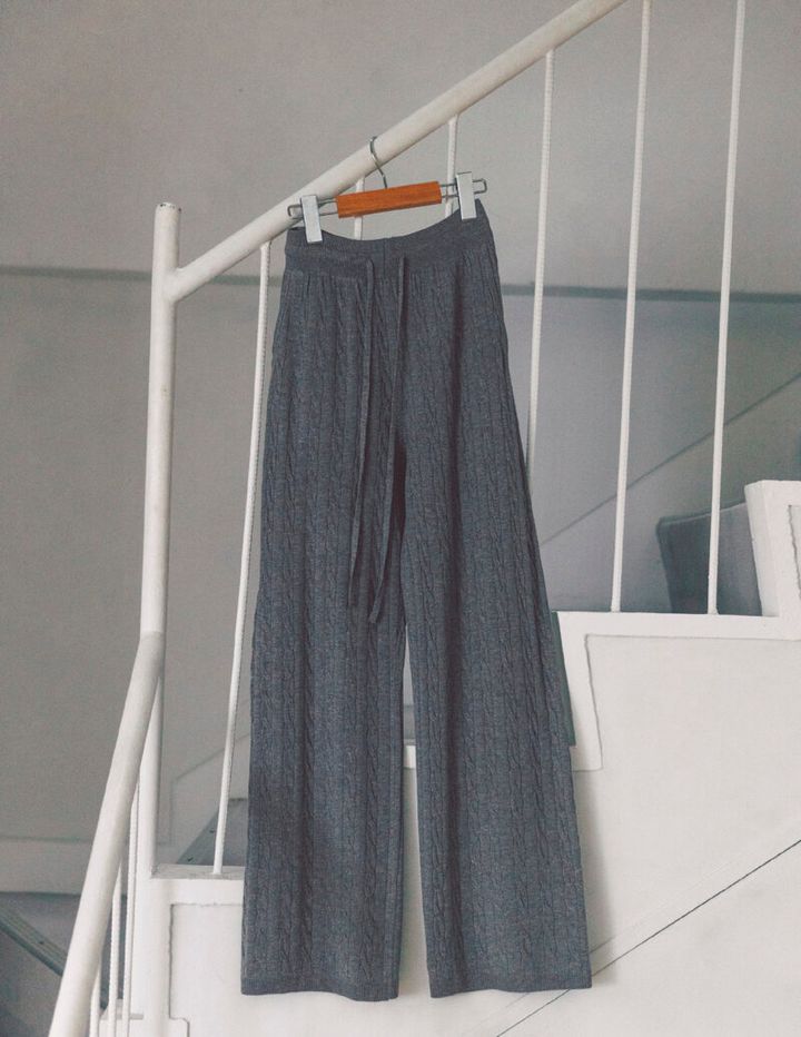 ワイドでゆったりとリラックスな着心地ながら、縦のケーブル編みがすっきりとスタイルアップにも貢献。チクチクしにくく優しい肌触りでデイリーに重宝。パンツ（ユニクロ）