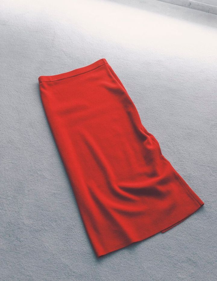 スタイリングを今っぽくアップデートしてくれるトレンドの赤。ピタッとフィットしすぎず、毛玉ができにくい素材でデイリーに取り入れやすい。スカート（レプシィム／アダストリア）
