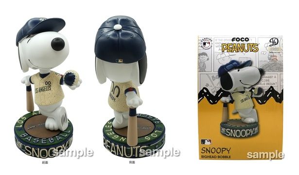高さ約20センチの存在感。台座には「SNOOPY」「BASEBALL」のロゴ入り
