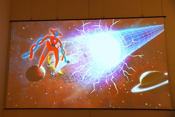 スクリーンではデオキシスが登場する映像が放映。宇宙を巡る旅の始まりが体感できる (C) 2025 Pokemon. (C) Nintendo/Creatures Inc./GAME FREAK inc. ポケットモンスター・ポケモン・Pokemonは任天堂・クリーチャーズ・ゲームフリークの登録商標です。