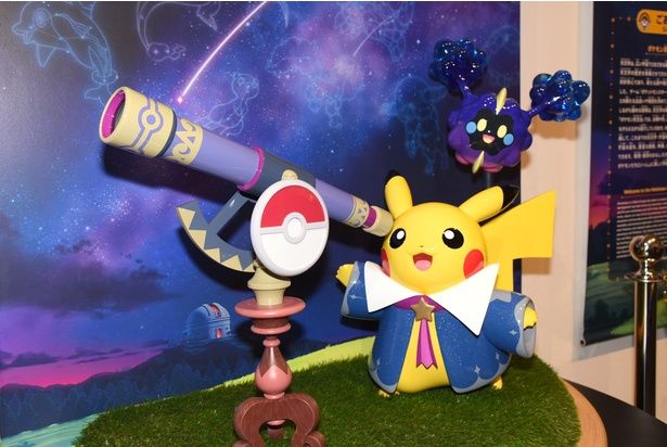 【写真を見る】天体望遠鏡を覗く、ほしぞらピカチュウの立像も展示 (C) 2025 Pokemon. (C) Nintendo/Creatures Inc./GAME FREAK inc. ポケットモンスター・ポケモン・Pokemonは任天堂・クリーチャーズ・ゲームフリークの登録商標です。