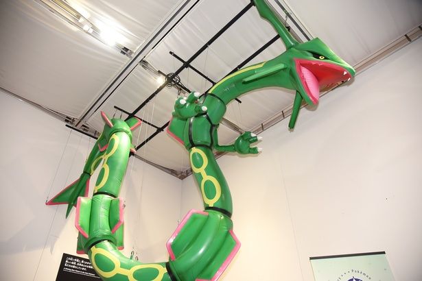 てんくうポケモンのレックウザのフォトスポット (C) 2025 Pokemon. (C) Nintendo/Creatures Inc./GAME FREAK inc. ポケットモンスター・ポケモン・Pokemonは任天堂・クリーチャーズ・ゲームフリークの登録商標です。