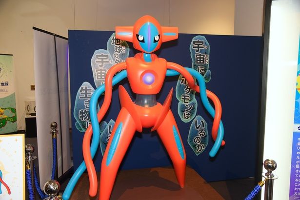 DNAポケモンのデオキシスのフォトスポット (C) 2025 Pokemon. (C) Nintendo/Creatures Inc./GAME FREAK inc. ポケットモンスター・ポケモン・Pokemonは任天堂・クリーチャーズ・ゲームフリークの登録商標です。