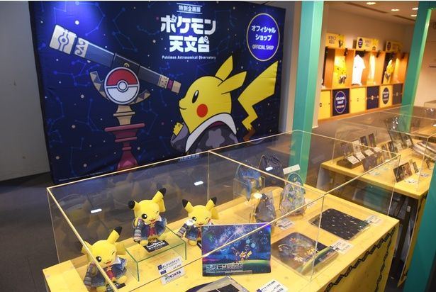 特設のグッズ売り場にはさまざまなコラボグッズが並ぶ (C) 2025 Pokemon. (C) Nintendo/Creatures Inc./GAME FREAK inc. ポケットモンスター・ポケモン・Pokemonは任天堂・クリーチャーズ・ゲームフリークの登録商標です。