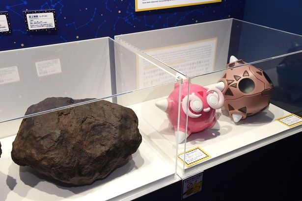 ながれぼしポケモンのメテノとともに隕石を展示 (C) 2025 Pokemon. (C) Nintendo/Creatures Inc./GAME FREAK inc. ポケットモンスター・ポケモン・Pokemonは任天堂・クリーチャーズ・ゲームフリークの登録商標です。