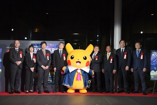 オープニングセレモニーでは、ほしぞらピカチュウを交えてのテープカットも行われた (C) 2025 Pokemon. (C) Nintendo/Creatures Inc./GAME FREAK inc. ポケットモンスター・ポケモン・Pokemonは任天堂・クリーチャーズ・ゲームフリークの登録商標です。