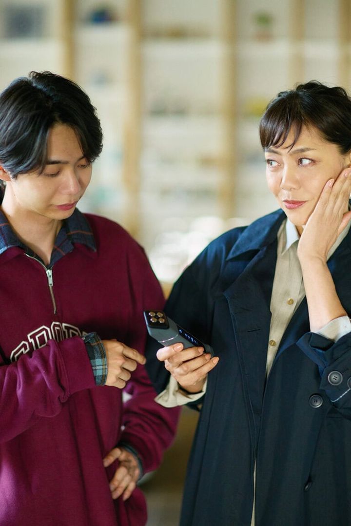 「コレ、いいらしいよ」（翔太） 「そうなの？ 買っちゃおうかな」（明美）