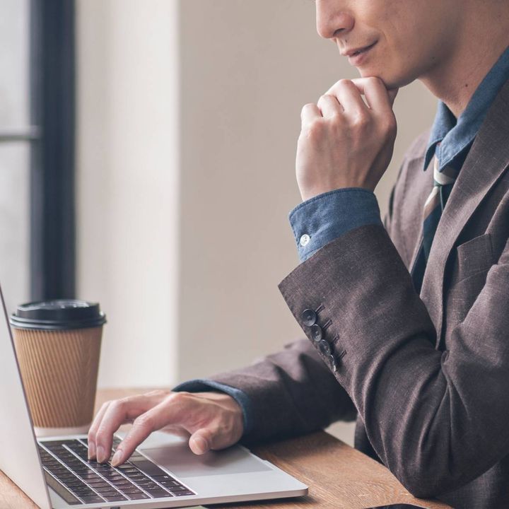 パソコン作業する人