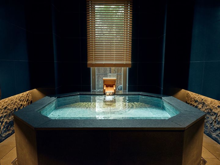 部屋に備え付けられたプライベート温泉。