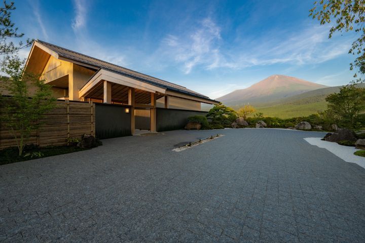 富士の山頂を眼前に臨む、絶景の宿。