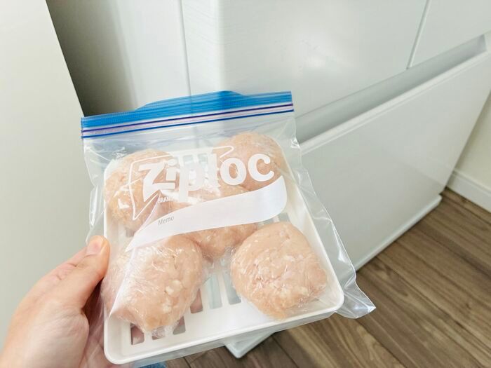 【セリア】冷凍庫の救世主みつけた！作り置きがもっとラクになる『格子トレイ』の正体とは…♡