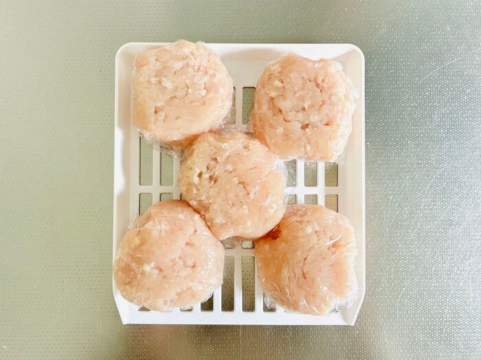 【セリア】冷凍庫の救世主みつけた！作り置きがもっとラクになる『格子トレイ』の正体とは…♡