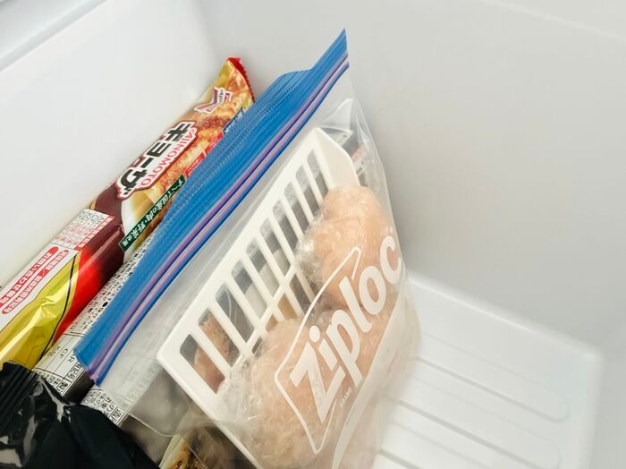 【セリア】冷凍庫の救世主みつけた！作り置きがもっとラクになる『格子トレイ』の正体とは…♡