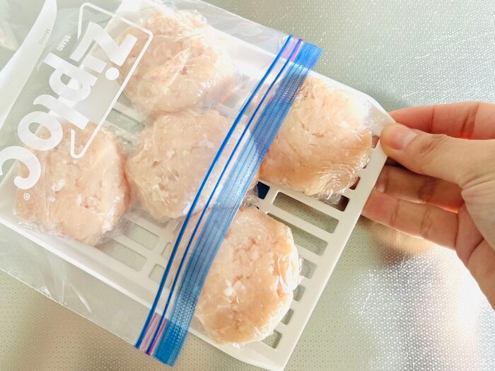 【セリア】冷凍庫の救世主みつけた！作り置きがもっとラクになる『格子トレイ』の正体とは…♡