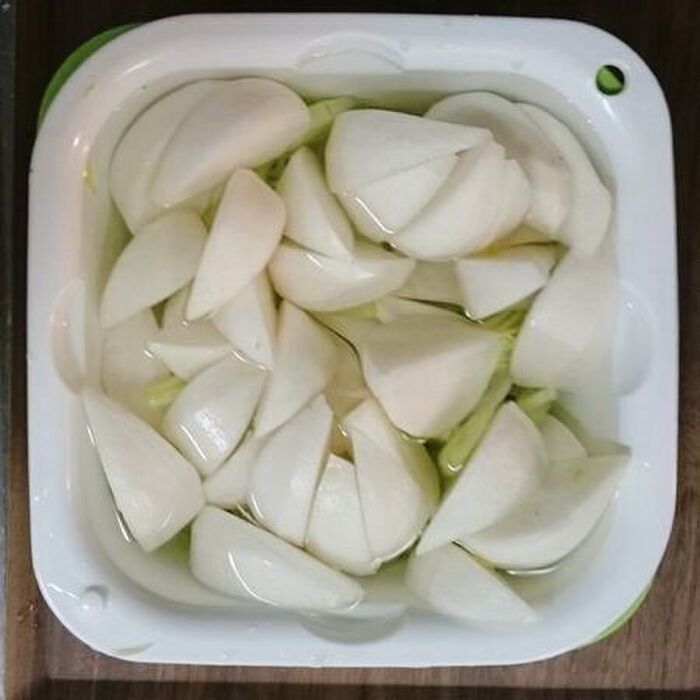 「かぶ」の茎の間に入っている土を取る方法。