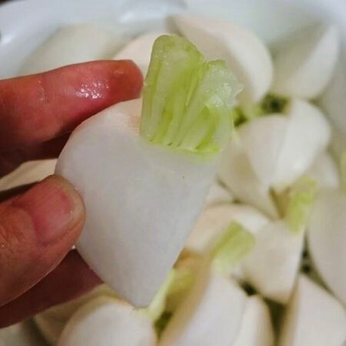 「かぶ」の茎の間に入っている土を取る方法。
