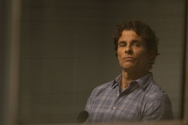 殺し屋である父を軽蔑し疎遠になっていたノックスの息子、マイルズ (ジェームズ・マースデン) [c] 2023 HIDDEN HILL LLC. ALL RIGHTS RESERVED.