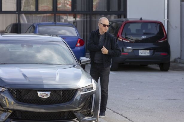 エリート学歴を持つ凄腕の殺し屋、ジョン・ノックス(マイケル・キートン) [c] 2023 HIDDEN HILL LLC. ALL RIGHTS RESERVED.