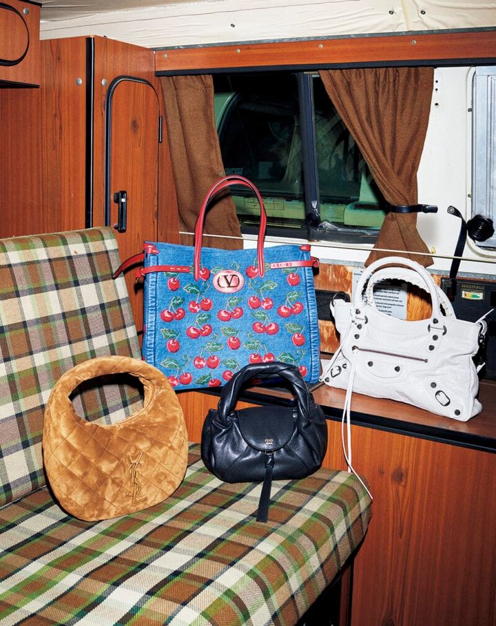 右：バッグ『ル･シティ ファースト バッグ』［H20×W33×D6.5］￥306,900※予定価格（バレンシアガ／バレンシアガ クライアントサービス）、中上：バッグ『アンティーブ』［H29×W35×D18］￥403,700（ヴァレンティノ ガラヴァーニ／ヴァレンティノ インフォメーションデスク）、中下：バッグ『フェンディ スパイ ミニ』［H12.5×W15×D11］￥368,500※10月上旬発売予定・予定価格（フェンディ／フェンディ ジャパン）、左：バッグ『イカリーノ』［H16×W22×D7.5］￥445,500（サンローラン バイ アンソニー·ヴァカレロ／サンローラン クライアントサービス）