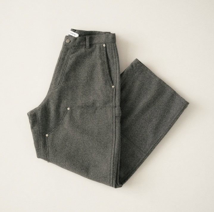 パラノイドのグレーパンツ