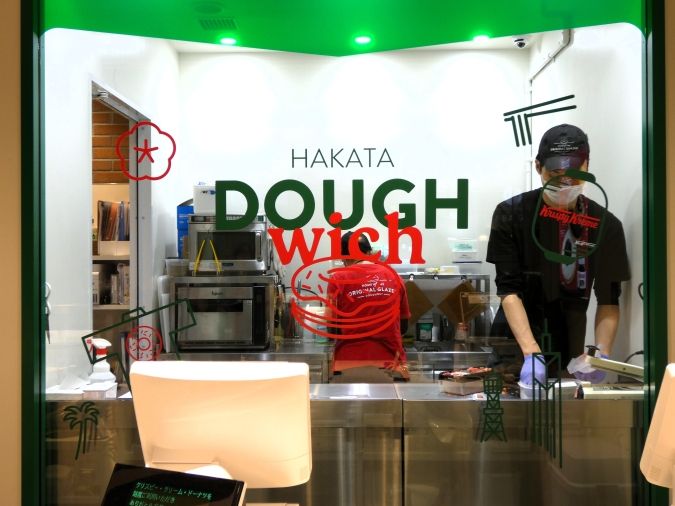 クリスピー・クリーム・ドーナツ アミュプラザ博多店 スタッフがドーウィッチを仕上げる様子
