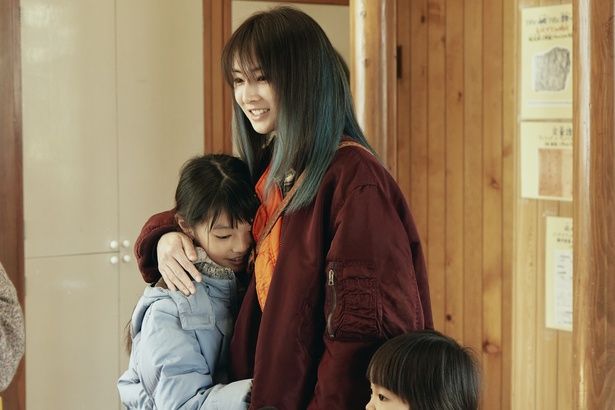 子どものためにドラッグの売人になることを決意する母親、夏希 [c]2025「ナイトフラワー」製作委員会