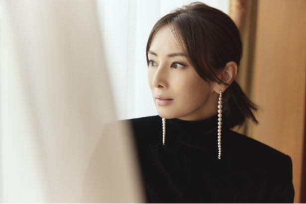 北川景子が従来のイメージを覆すビジュアルで、ドラッグの売人になる“危険な母親”役を演じる 撮影/興梠真穂