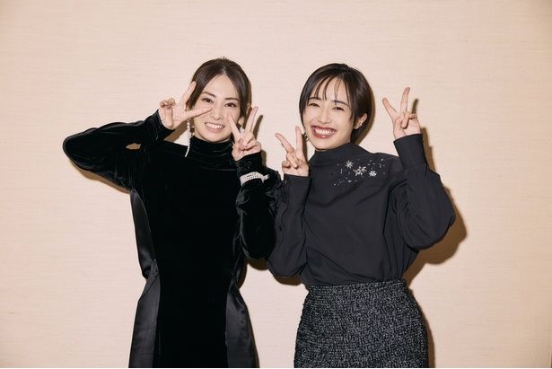 【写真を見る】北川景子と森田望智がダブルピースで笑顔！和気あいあいのツーショットを撮りおろし 撮影/興梠真穂