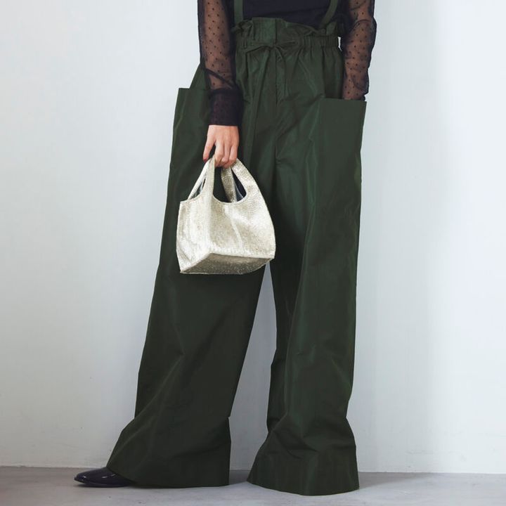 カーキに苦手意識がある人は顔から離れたパンツで取り入れるのも手です。