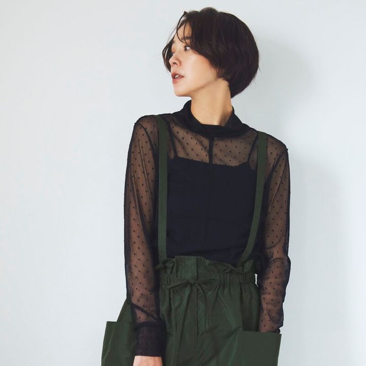 無彩色の黒はブルベのカーキと相性抜群。シアートップスでコーデに奥行きを。