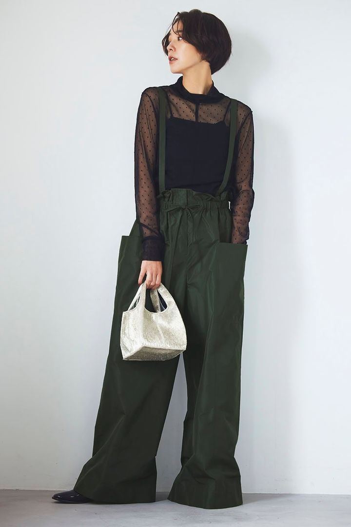 ブルべに映える黒のメッシュトップスをセットしてパンツをモードな気分でコーディネイト。顔まわりに黒を入れることで、カーキがより一層肌になじみます。トップス2万4200円（ルームエイト ブラック／オットデザイン） パンツ5万3900円（エブール／リトルリーグ インク） バッグ2万9700円（ジャミレイ／ハウス オブ ロータス 二子玉川店） 靴2万2000円（ダニエラアンドジェマ）