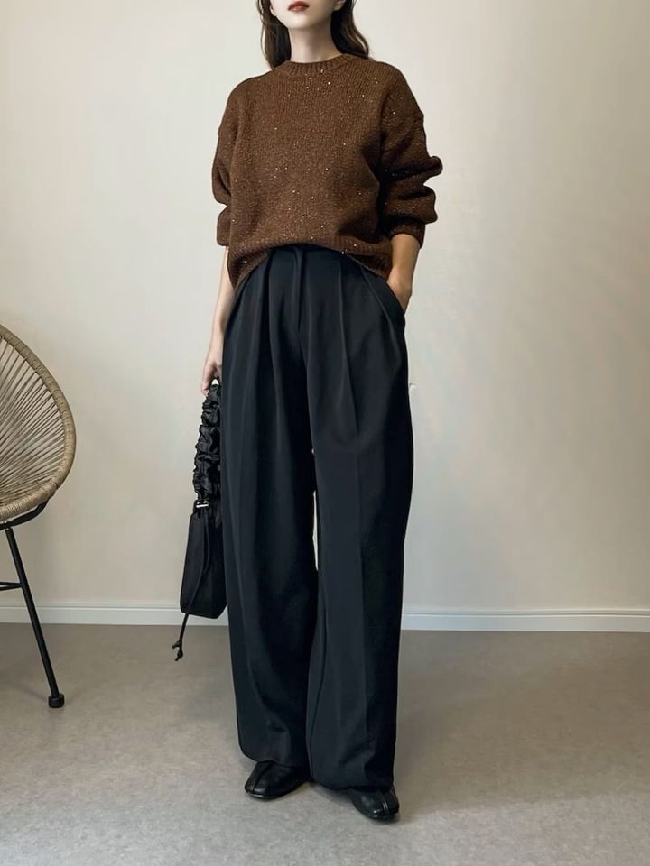 トレンドカラーのブラウンニットはラメ入りで変化をつけて 出典：WEAR