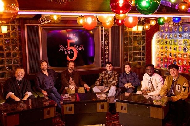 村上隆(左)が手掛けた中野ブロードウェイの「喫茶ジンガロ」を訪れたダファーブラザーズとキャスト Netflixシリーズ「ストレンジャー・シングス 未知の世界5」VOL1(第1～4話):独占配信中、VOL2(第5～7話):12月26日(金)10時、フィナーレ(第8話):1月1日(木)10時より世界独占配信