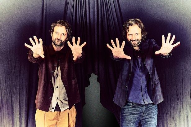 【写真を見る】ミリー・ボビー・ブラウン演じるイレブンのサイキックポーズを真似するマット(右)&ロス・ダファー 撮影/植村忠透 