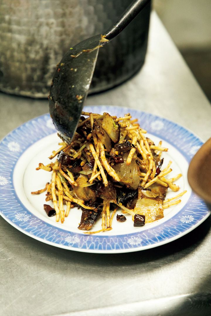 折耳根炒社腊肉 ドクダミの根と干し肉の炒め