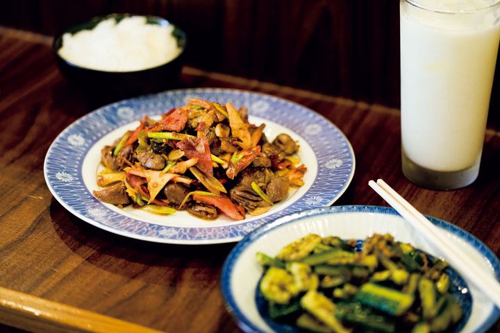 砂肝と発酵野菜の炒めもの、塩漬け辛子菜とキュウリの焙煎唐辛子和え