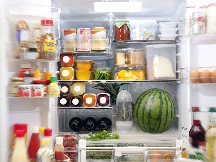 冷蔵庫の中がぐちゃぐちゃになってしまう家庭は、散らかる原因となる「無意識のNG習慣」がありがちです。今回は、冷蔵庫収納のNG習慣と家事を効率化する簡単な改善策を、7つ厳選してご紹介します。