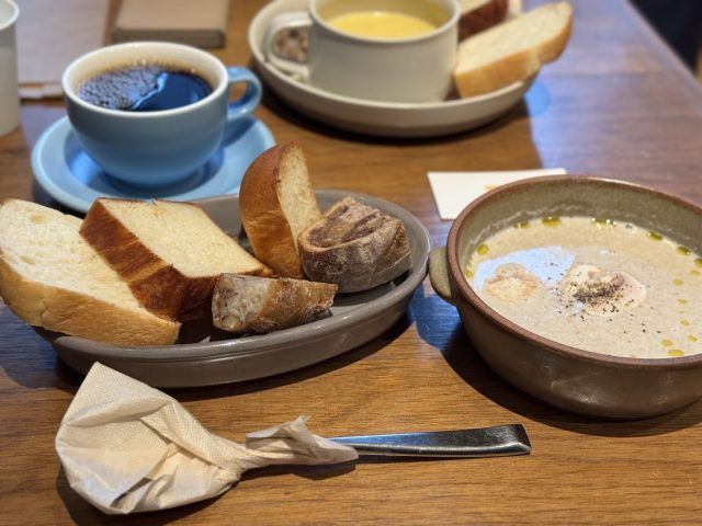 マッシュルームスープとパンの盛り合わせ